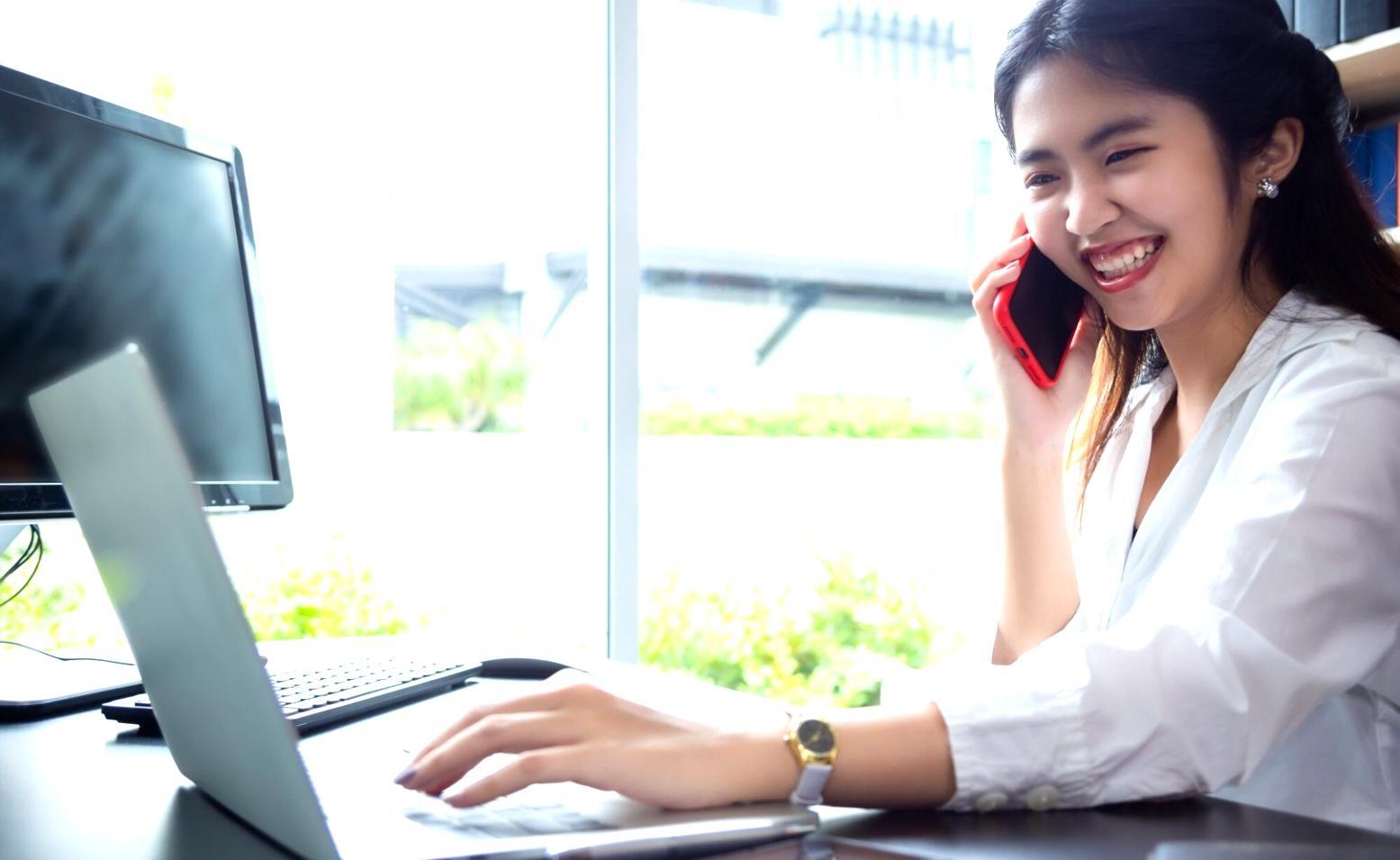 Estudiante trabajando en configuración de sistemas